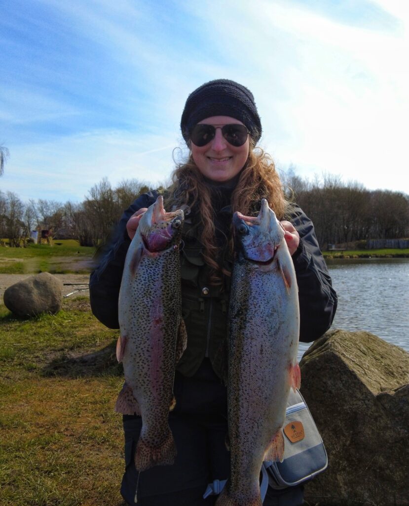 Girlfishing fanger regnbueørreder ved Børges put and take