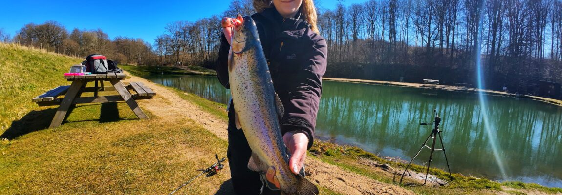 Årets første fisk ved Lundum Lystfiskersø: 01.04.2025