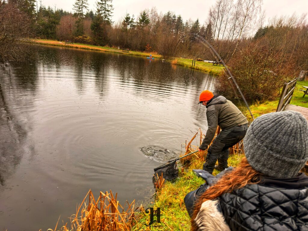 Lystfiskeroasen Rasmus wølck regnbueørred girlfishing.dk