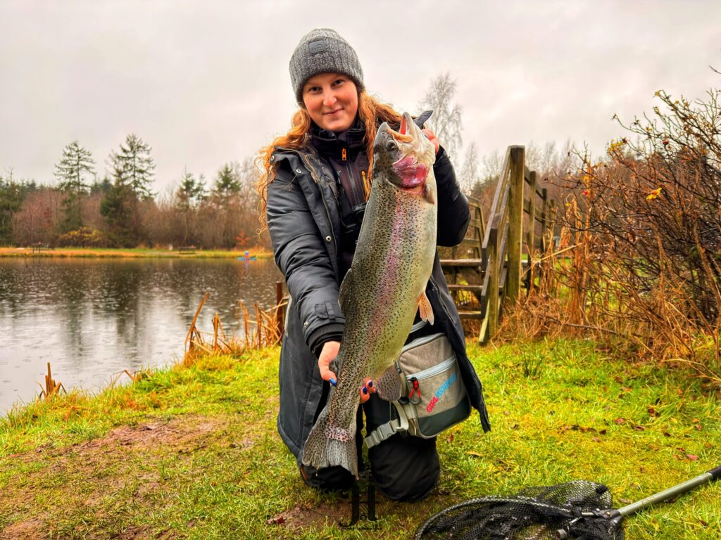 Girlfishing lystfiskeroasen regnbueørred 